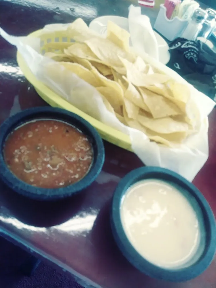 Chips & Salsa Queso